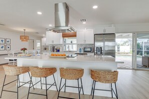 Mikrobølgeovn, ovn, kokeplater og oppvaskmaskin