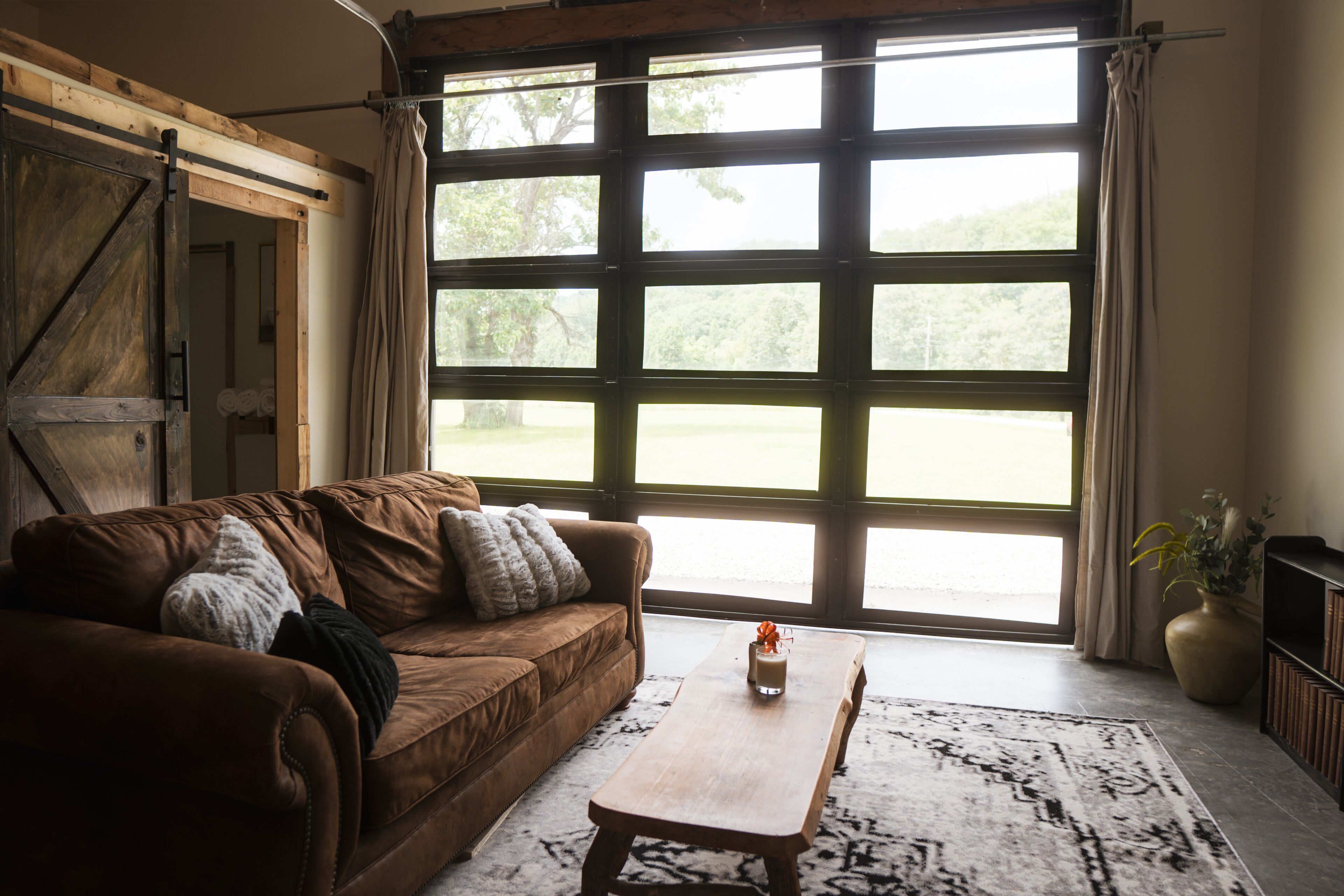Oscar's Barn- Relax and unwind at our mountain barn on the river.
