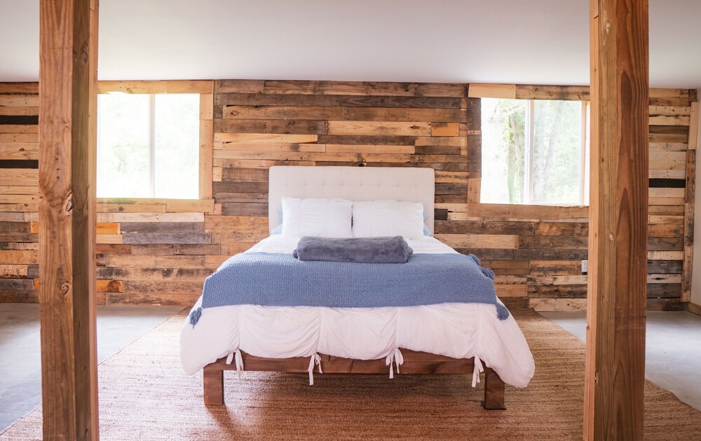 Oscar's Barn Relax and unwind at our mountain barn on the river