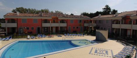 Appartement, 1 chambre, patio, vue sur le jardin | Piscine | Piscine extérieure