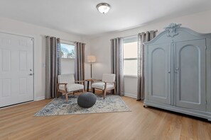 Interior - Cozy Modern Ranch | King Bed • Gig WiFi • Firepit – Easy Check In/out -Prof Mgnt (Wake Forest)