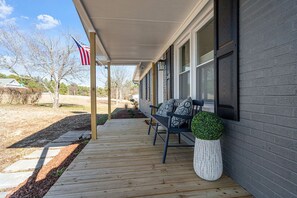 Terrace/patio - Cozy Modern Ranch | King Bed • Gig WiFi • Firepit – Easy Check In/out -Prof Mgnt (Wake Forest)