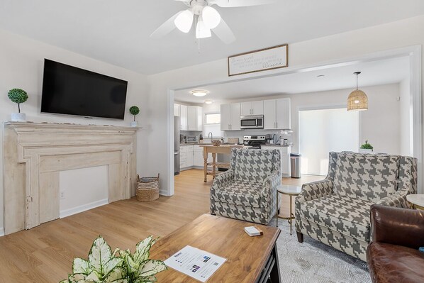 Smart TV - Cozy Modern Ranch | King Bed • Gig WiFi • Firepit – Easy Check In/out -Prof Mgnt (Wake Forest)