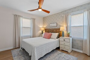 4 bedrooms, desk, iron/ironing board, free WiFi - Cozy Modern Ranch | King Bed • Gig WiFi • Firepit – Easy Check In/out -Prof Mgnt (Wake Forest)