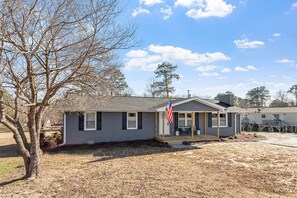 Exterior - Cozy Modern Ranch | King Bed • Gig WiFi • Firepit – Easy Check In/out -Prof Mgnt (Wake Forest)