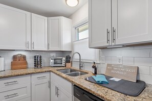 Fridge, microwave, oven, stovetop - Cozy Modern Ranch | King Bed • Gig WiFi • Firepit – Easy Check In/out -Prof Mgnt (Wake Forest)