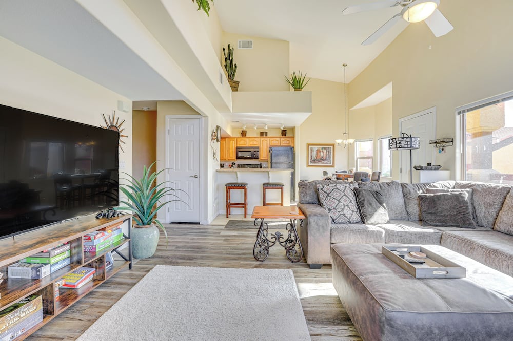 Resort Pool & Spa Access: Mesquite Condo! - Scenic, AZ