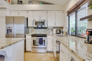 House (3 Bedrooms) | Private kitchen | Microwave, oven, stovetop, dishwasher