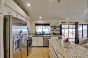 House (3 Bedrooms) | Private kitchen | Microwave, oven, stovetop, dishwasher - Serene Poway Home w/ Private Pool: Pet Friendly! (Poway)