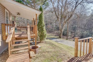 Terrace/patio - Lovely Smoky Mountain Cottage w/ Deck + Views! (Topton)