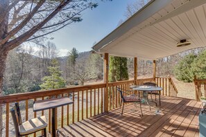 Outdoor dining - Lovely Smoky Mountain Cottage w/ Deck + Views! (Topton)