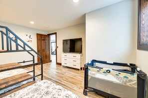 4 bedrooms, iron/ironing board, free cots/infant beds, bed sheets - New Lisbon Vacation Rental Near Castle Rock Lake (New Lisbon)