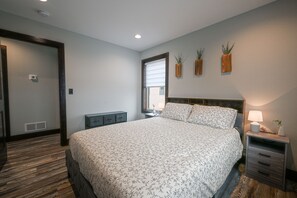 4 bedrooms, iron/ironing board, free cots/infant beds, bed sheets - New Lisbon Vacation Rental Near Castle Rock Lake (New Lisbon)