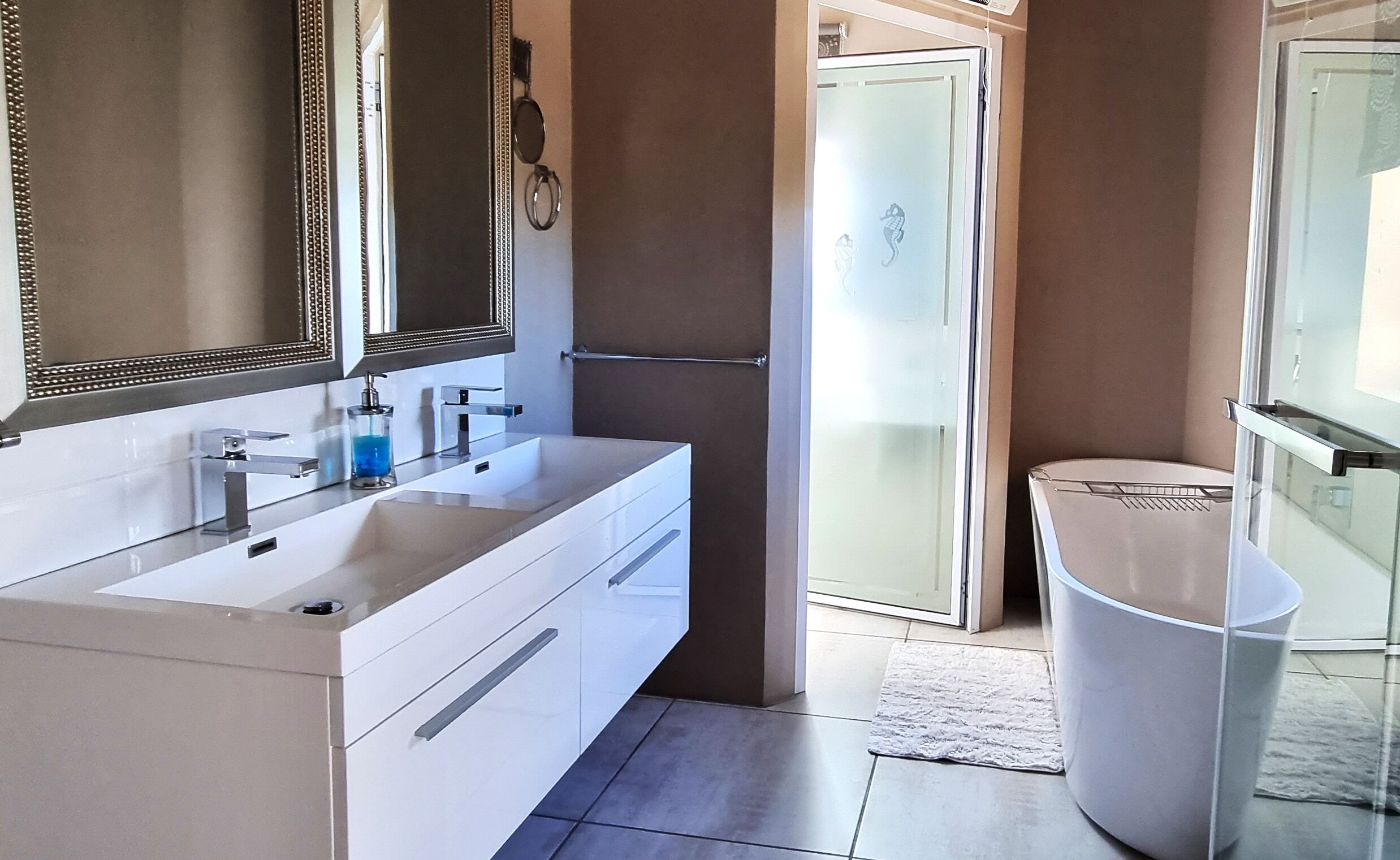 Panoramic Penthouse      -     (Nightsbridge):   3 bedr / 2 bathr penthouse Unit 4 | 욕실