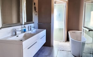 Panoramic Penthouse - (Nightsbridge): 3 bedr / 2 bathr penthouse Unit 4 | Bathroom - Kleinmond Panorama Holidays (Kleinmond)
