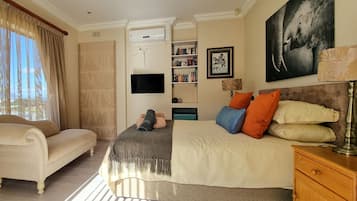 Panoramic Penthouse      -     (Nightsbridge):   3 bedr / 2 bathr penthouse Unit 4 | 1 bedroom, individually decorated, individually furnished