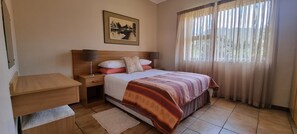 Family Apartment     -    (Nightsbridge):  2 bedr/ 1 bathe first floor apartment Unit 3 | Individuelt dekorert, individuelt innredet og skrivebord for bærbar PC