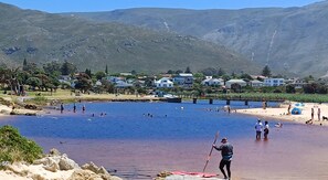 Nær stranden og hvit sand