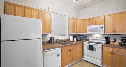 Steps to Downtown Eustis~King~Fully Stocked~Coffee Bar