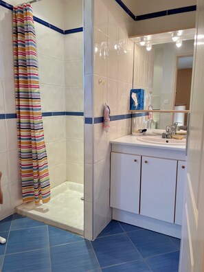 Douche, sĂšche-cheveux, bidet, serviettes fournies
