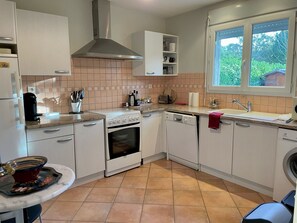 Jääkaappi, mikroaaltouuni, uuni, liesi