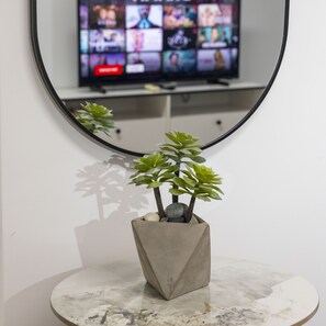 Apartament Comfort | Sala d'estar | Televisor intel·ligent de 42 polzades amb canals digitals i Netflix 