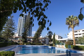 Piscina a l'aire lliure, para-sols i gandules 
