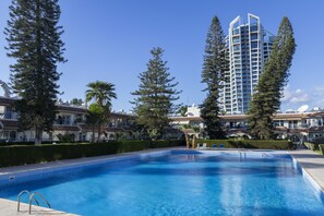 室外泳池；泳池傘、躺椅