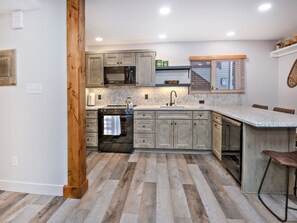 Fridge, microwave, oven, stovetop - All Seasons 2BD Condo | Steps to Golden Peak and Vail Village (Vail)