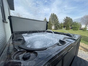 Outdoor spa tub - Newly renovated 1800’s one room schoolhouse with modern comforts and a hot tub! (Manheim)