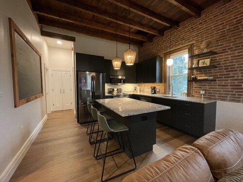 Newly renovated 1800’s one room schoolhouse with modern comforts and a hot tub!