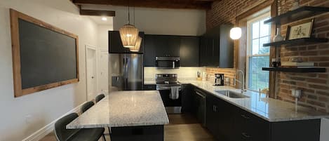 ثلاجة، ميكروويف، فرن، موقد طهي مسطح