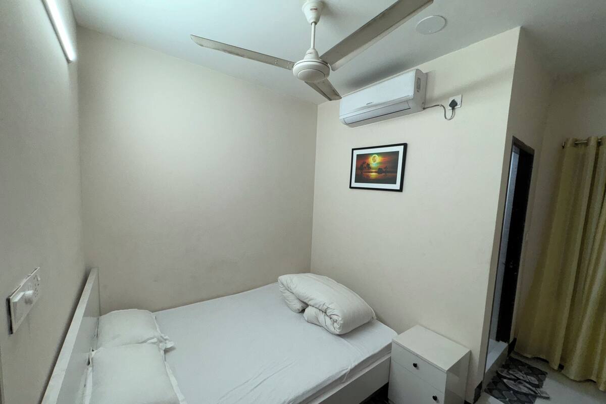 Phòng đôi tiện nghi đơn giản | Bộ đồ giường cao cấp, nệm có lớp đệm bông, bàn, phòng cách âm