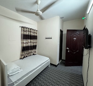 أغطية فراش متميزة وأسرّة بطبقة علوية مريحة ومكتب وتجهيزات عازلة للصوت