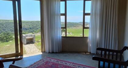 Rustic Retreat In A Peaceful Village. Overlooking The River And Ocean.