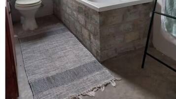 Serviettes fournies, savon, shampoing, papier toilette