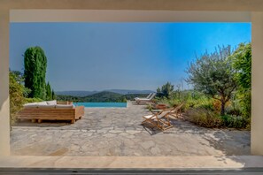 Terrace/patio - Magnifique Maison Proche de Seillans, vue Incroyable, Piscine à Débordement 12/5 (Seillans)