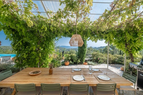 Outdoor dining - Magnifique Maison Proche de Seillans, vue Incroyable, Piscine à Débordement 12/5 (Seillans)