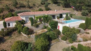 Enjoy an and serene stay in this single-story house surrounded by a well-maintained garden and a large swimming pool.