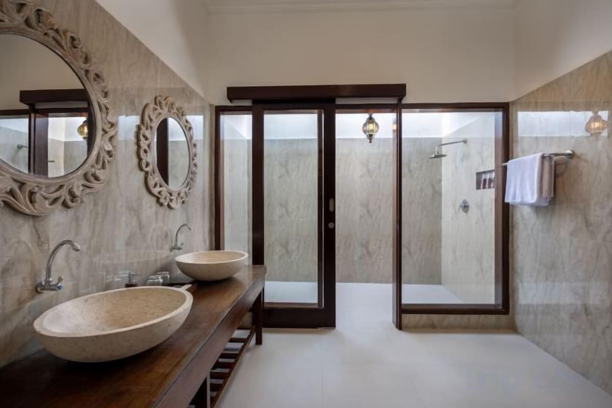 Baño | Bañera y ducha independientes y bañera profunda