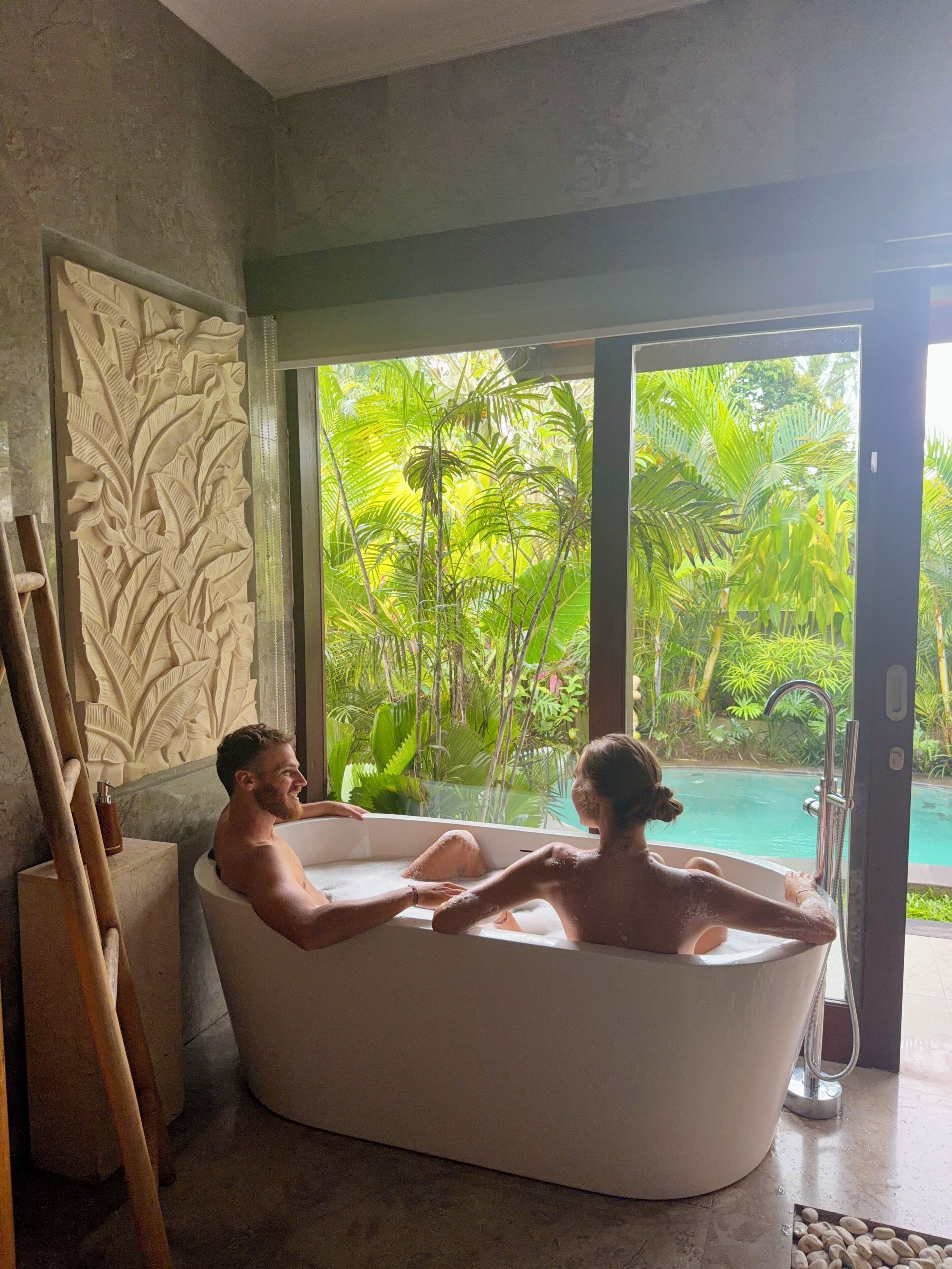 Deep-soaking bathtub
