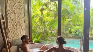 Deep-soaking bathtub