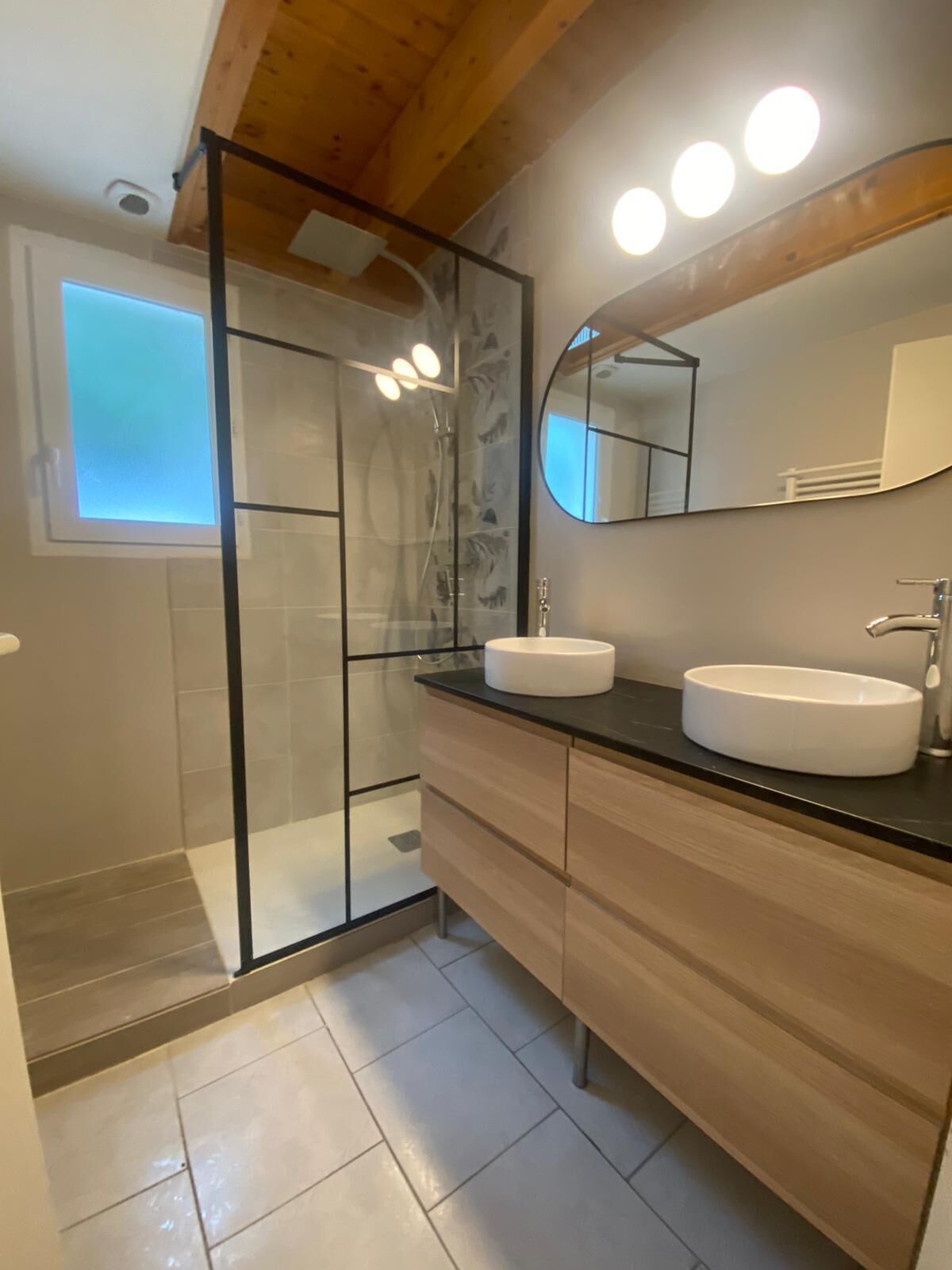 Douche, sèche-cheveux, serviettes fournies, savon