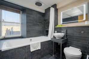 Dusj, hårføner, håndklær og såpe