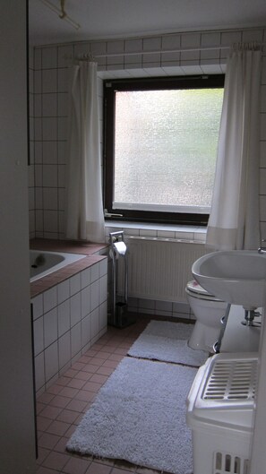 Haartrockner, Handtücher, Seife, Toilettenpapier