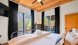 3 bedrooms, free WiFi, bed sheets - Relaxing Woodland Getaway w/Hot Tub, Outdoor TV (Broken Bow)