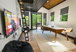 Games room - Heavenly Hideaway Cabin in Broken Bow (Broken Bow)