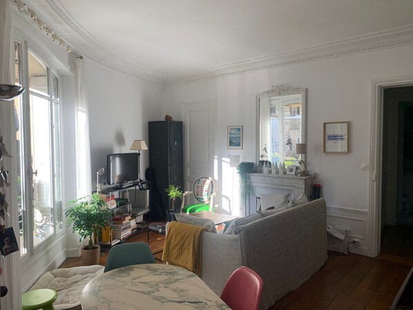 TV, DVD player, books, stereo - bel Appartement Très Confortable de 51 m2 Square Clignancourt Près de Montmartre (Paris)