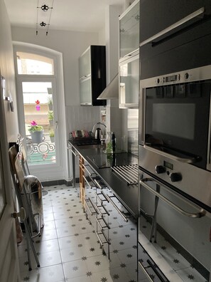 Fridge, microwave, oven, dishwasher - bel Appartement Très Confortable de 51 m2 Square Clignancourt Près de Montmartre (Paris)