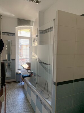 Sèche-cheveux, serviettes fournies, savon, shampoing